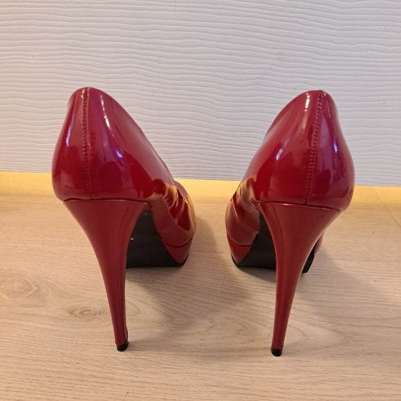 Guess Cherry Red Patent Leather Sexy Feminine Romantic High Heel Stilettos Sz 8M - Picture 3 of 8